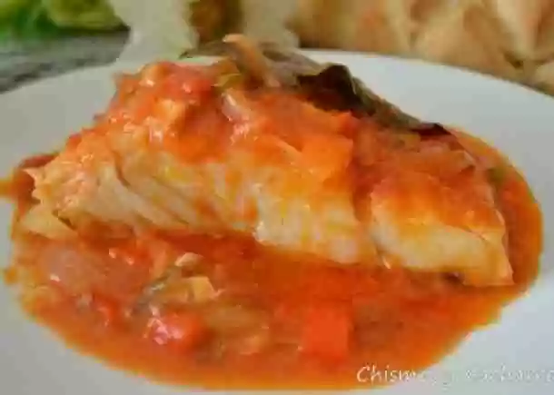 BACALAO ENCEBOLLADO CON TOMATE