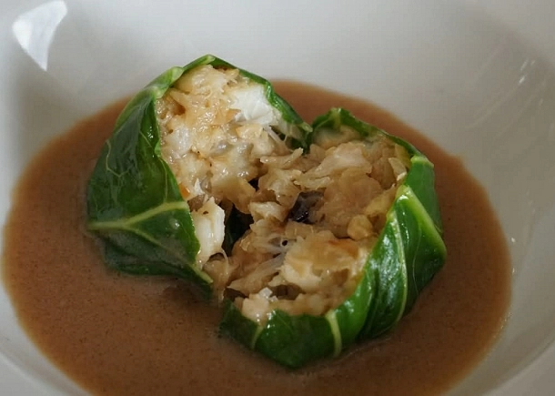 COL RELLENA DE BACALAO, CEBOLLA Y PASAS